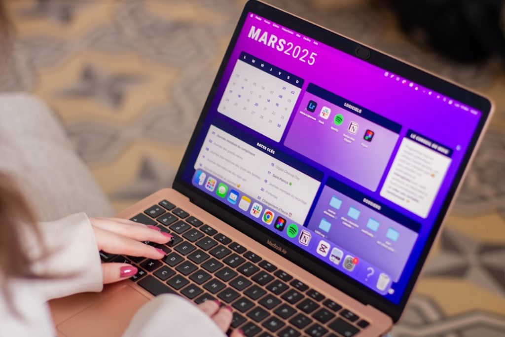 a-woman-using-a-laptop-computer-on-her-lap-o18ntxvebvy Photographie professionnelle, environnement bureau : ordinateur avec main.